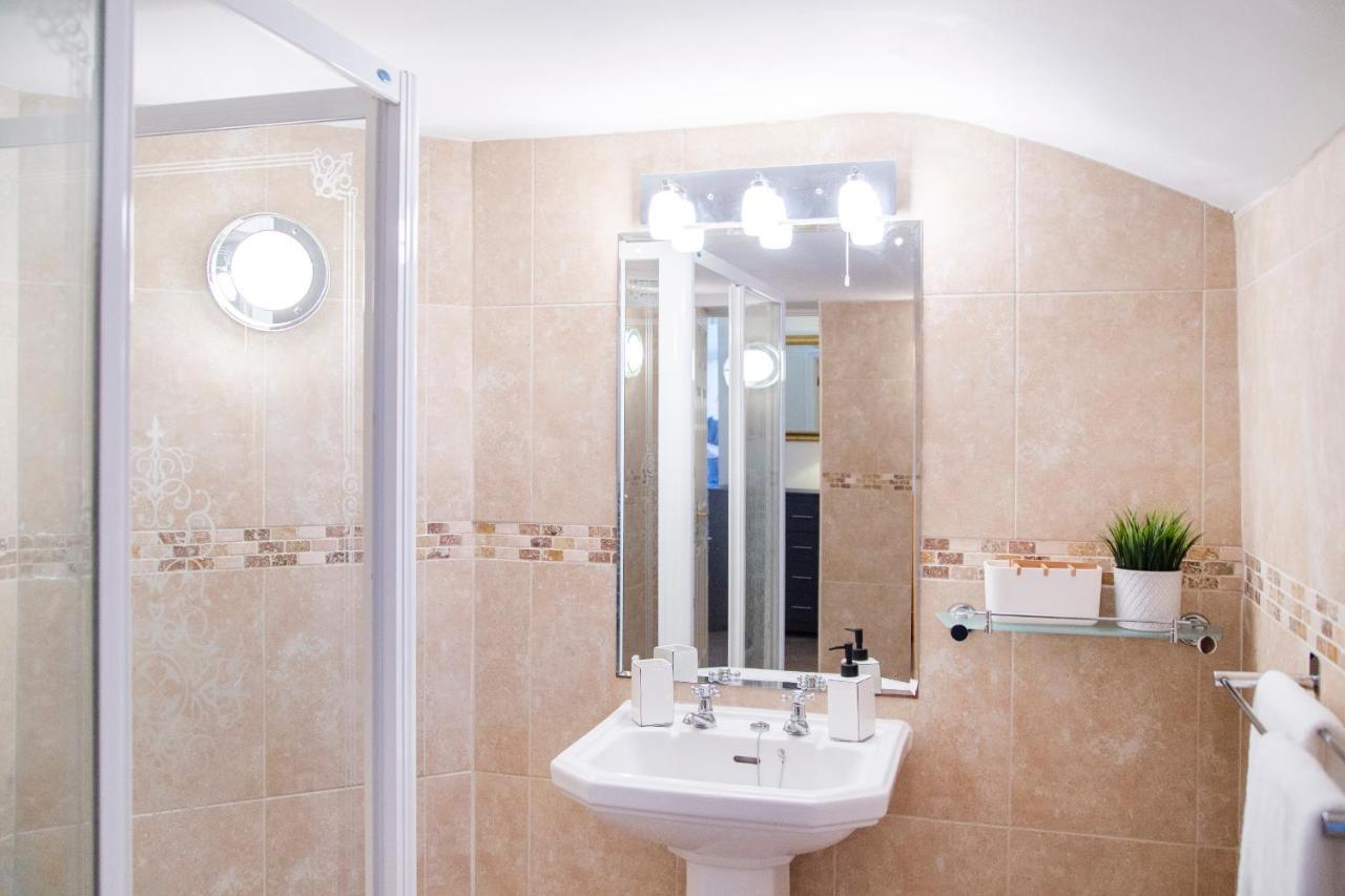 Cosy Open Plan Harbourside Inn With Superking Beds, Wood Burning Stove And Bar Torquay Eksteriør bilde